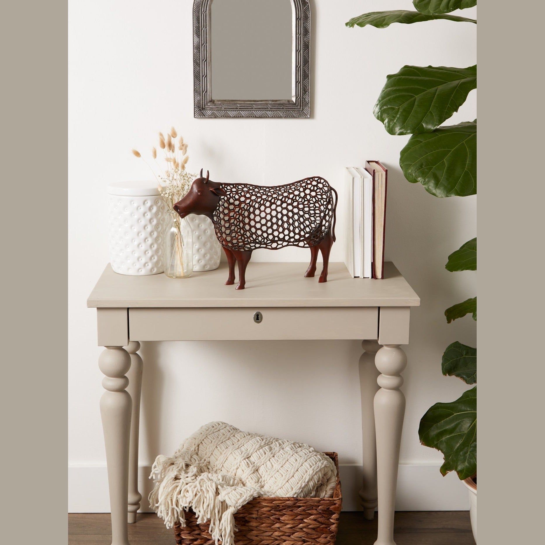 CHICKEN WIRE COW SCULPTURE