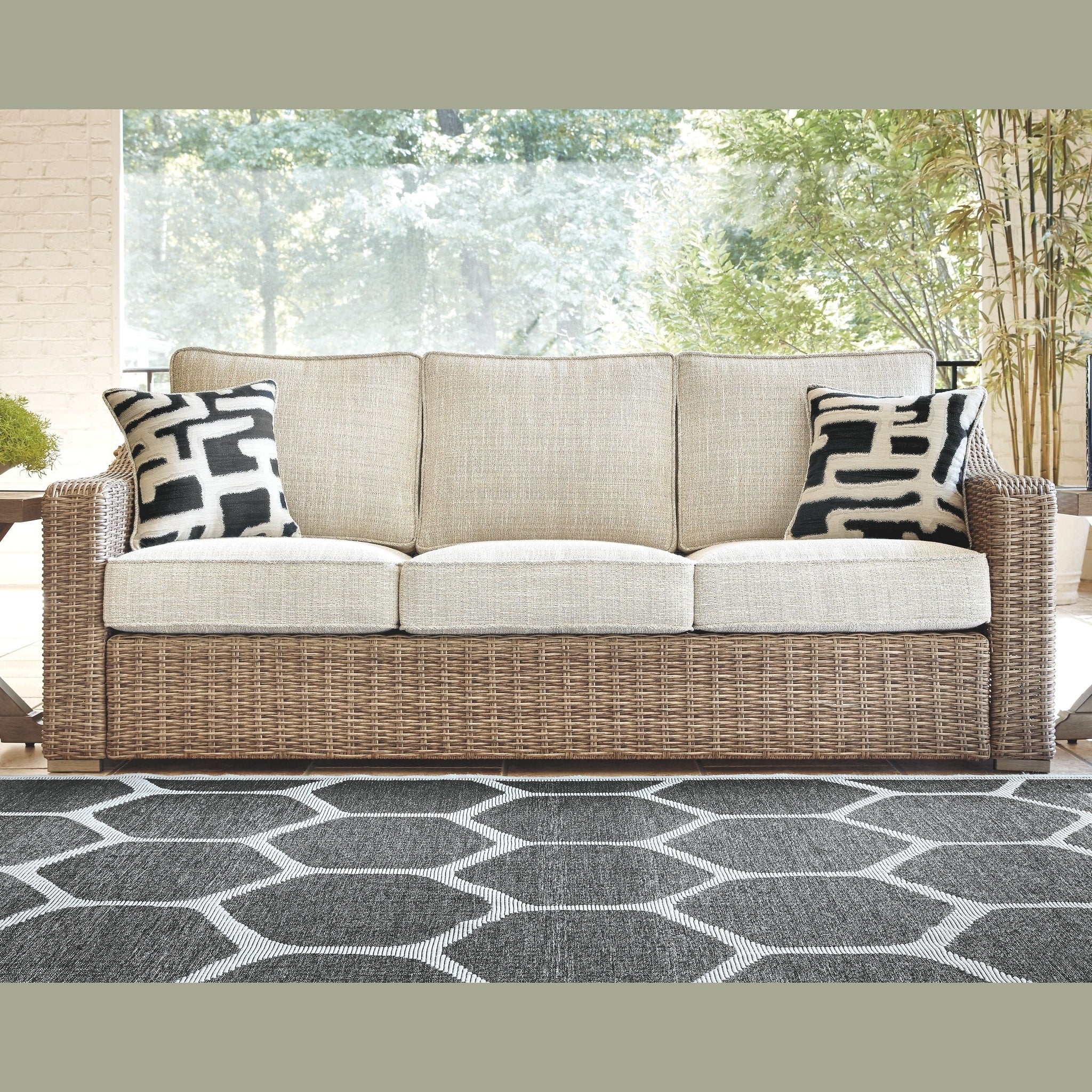 Beachcroft - Sofa With Cushion