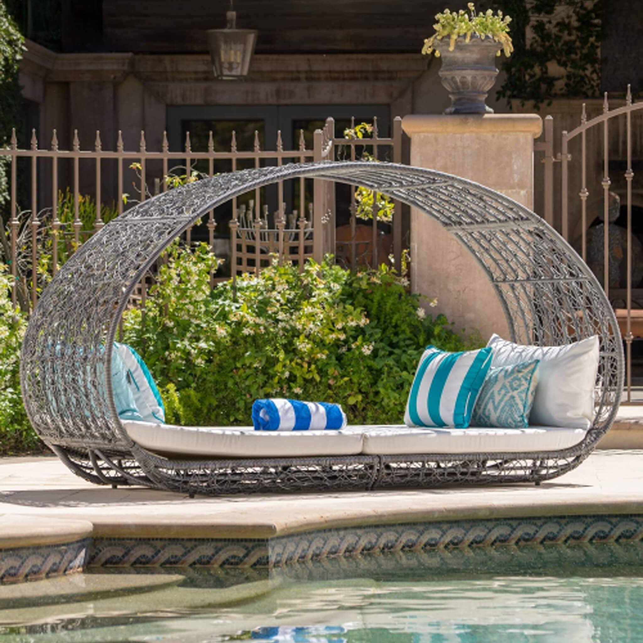Large 2-Person Abigal Outdoor Wicker Daybed with Aluminum Frame and Cushions